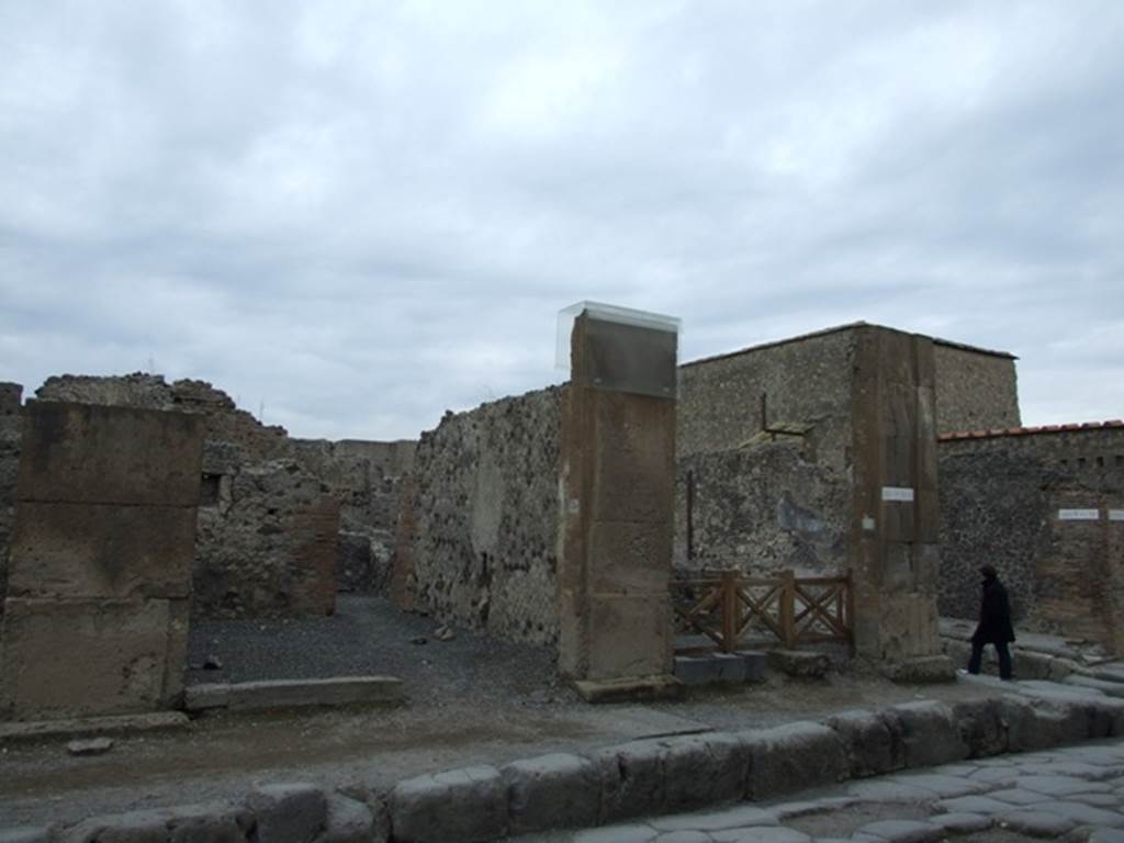 VI.6.3 Pompeii. December 2007. Entrance doorway to VI.6.3 on the left. VI.6.4 entrance is on the right.
One of the eítuns is on the right hand side of the entrance of VI.6.3 and can be seen on the middle pillar of the two entrances.