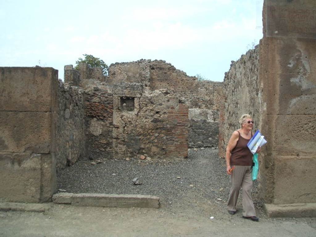 VI.6.3 Pompeii. Shop. May 2005. Entrance.