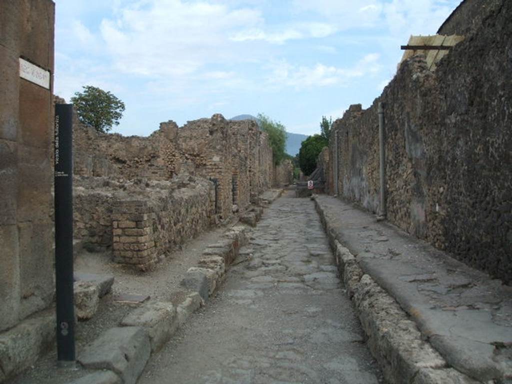VI.6.5 Bakery. Linked to VI.6.4
VI.6.5 Vicolo della Fullonica looking north from the Forum Baths VI.8