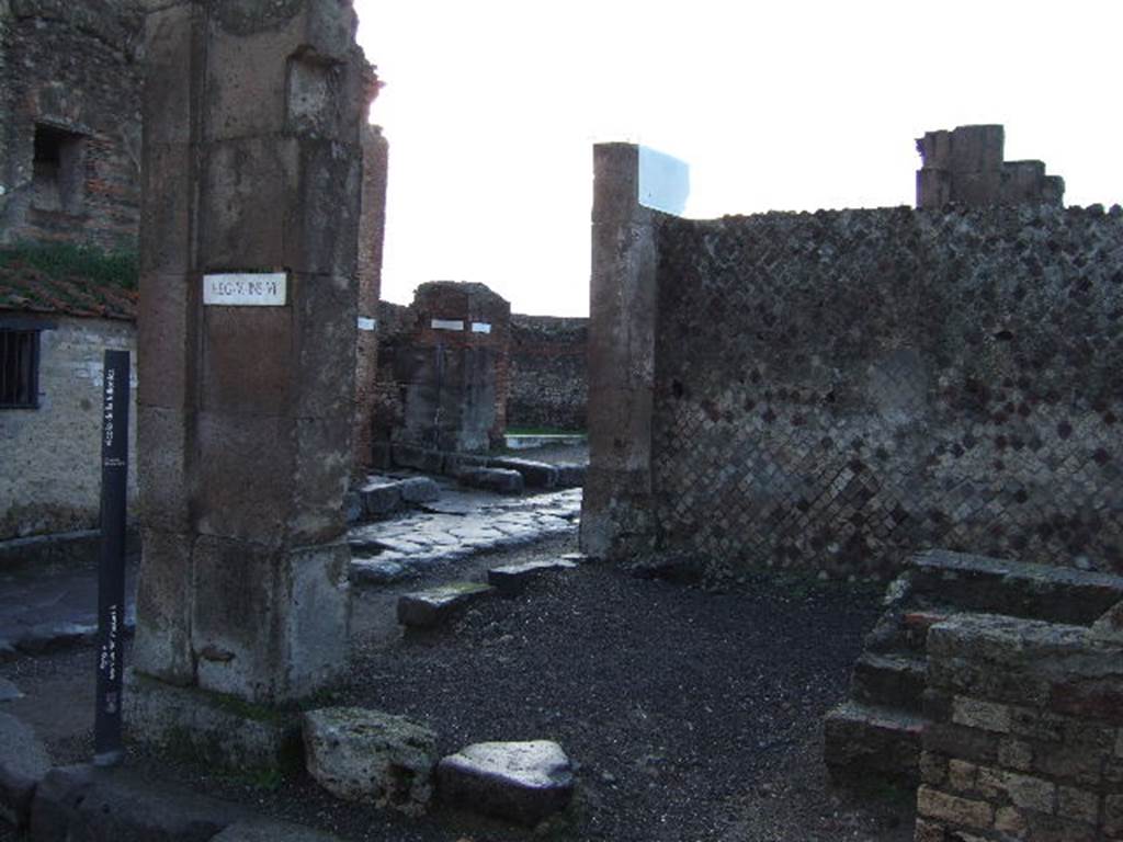 VI.6.5 Pompeii. December 2005. Looking south-west from doorway, towards other entrance at VI.6.4.  According to Pagano and Prisciandaro, on the west side of the corner of the Via delle Terme (pilaster on left of photo) was found: Cuspium    [CIL IV 144]
See Pagano, M. and Prisciandaro, R., 2006. Studio sulle provenienze degli oggetti rinvenuti negli scavi borbonici del regno di Napoli.  Naples : Nicola Longobardi.  (p.129)  (This description may also mean the south side of the same pilaster, i.e. see VI.6.4)
