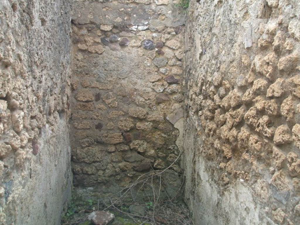 VI.6.10 Pompeii. May 2005. Latrine in north-west corner of atrium, near kitchen and stairs area at VI.6.10a. See Hobson, B. 2009. Pompeii, Latrines and Down Pipes. Oxford, Hadrian Books, (p.220). See Pappalardo, U., 2001. La Descrizione di Pompei per Giuseppe Fiorelli (1875). Napoli: Massa Editore. (p.56). See Eschebach, L., 1993. Gebäudeverzeichnis und Stadtplan der antiken Stadt Pompeji. Köln: Böhlau. (p.175)