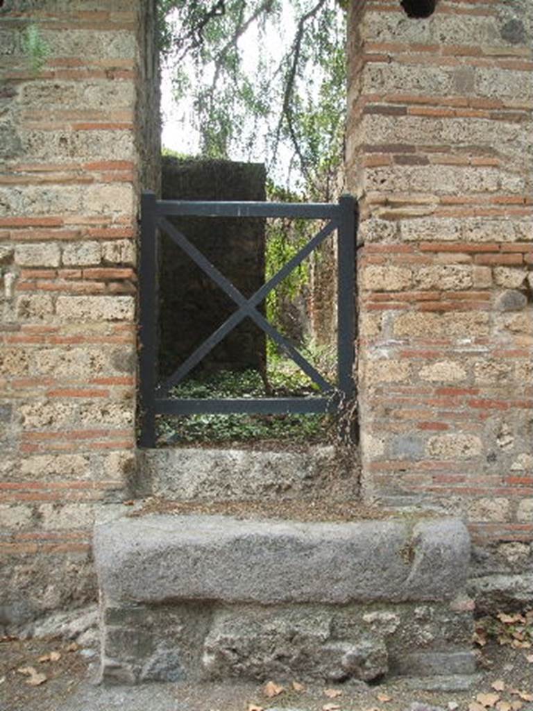 VI.6.10a Pompeii. May 2005. Entrance doorway. According to Fiorelli, this was “number 11”. He described “it had three stone steps with the remainder being wooden, and leading to the upstairs rooms above the described small house”. In VI.6.10, he had described “the latrine in the underneath of the following staircase”. See Pappalardo, U., 2001. La Descrizione di Pompei per Giuseppe Fiorelli (1875). Napoli: Massa Editore. (p.56)