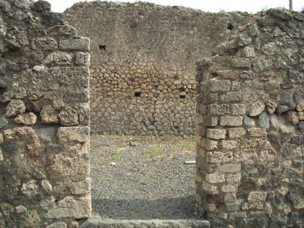 VI.6.11 Pompeii. May 2005. Looking south through doorway. According to Fiorelli, this was an uncovered and rustic area, perhaps to shelter animals?
See Pappalardo, U., 2001. La Descrizione di Pompei per Giuseppe Fiorelli (1875). Napoli: Massa Editore. (p.56)