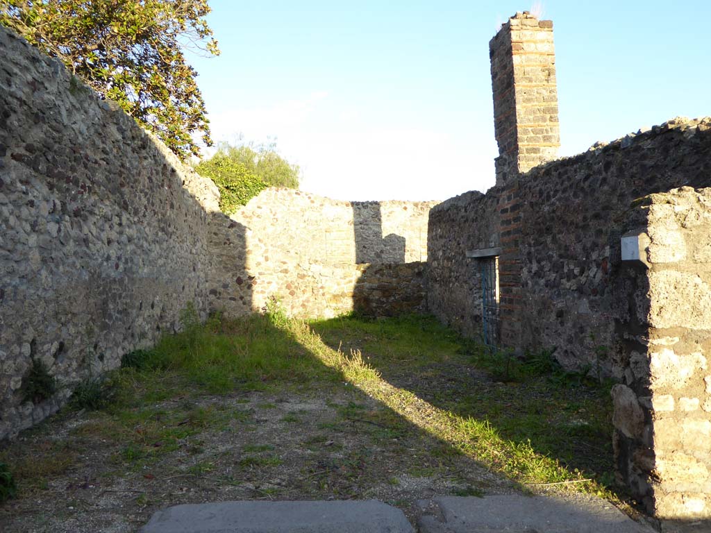 VI.6.13 Pompeii. January 2017. Looking east through entrance doorway.
Foto Annette Haug, ERC Grant 681269 DÉCOR.
