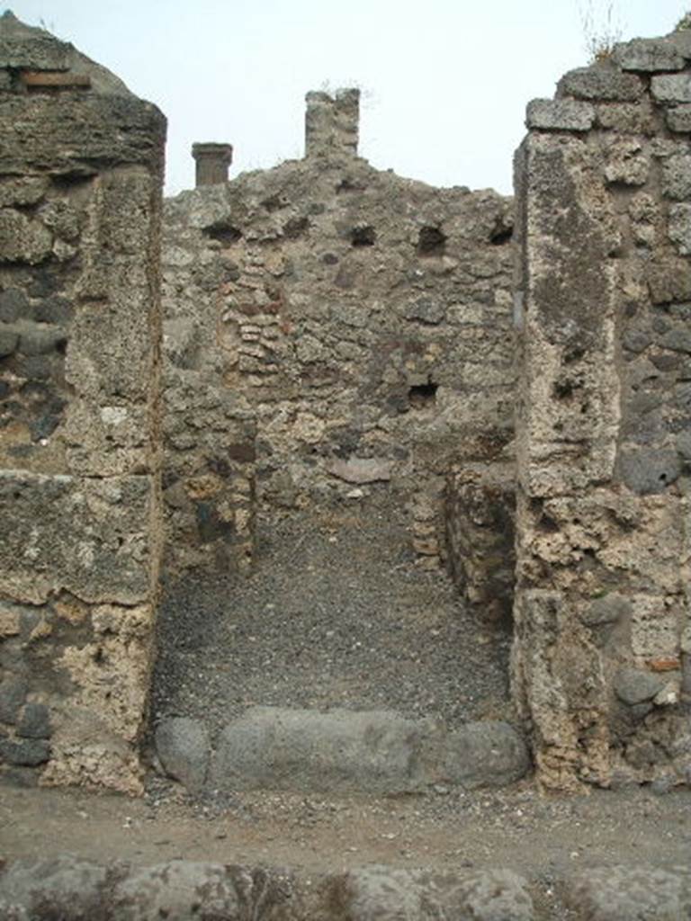 VI.6.15 Pompeii. May 2005. Entrance doorway, looking east. According to Fiorelli and Eschebach, this small dwelling had two small rooms at the rear.
In the front on the south side would have been the kitchen and latrine. In the front on the north side was the steps to the upper floor.