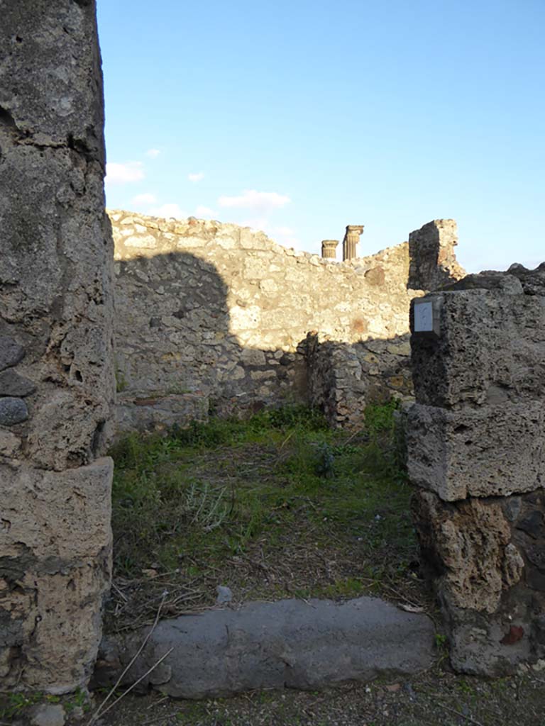 VI.6.16 Pompeii. January 2017. Looking east through entrance doorway.
Foto Annette Haug, ERC Grant 681269 DÉCOR.
