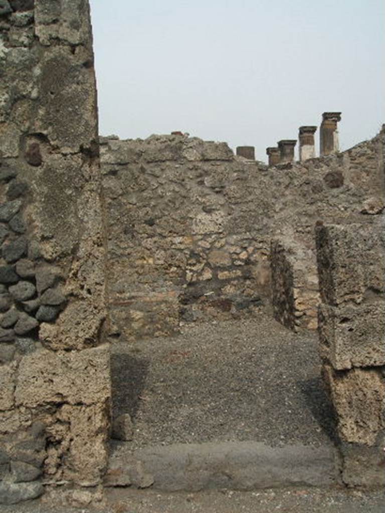 VI.6.16 Pompeii. May 2005. Entrance doorway looking east. According to Fiorelli and Eschebach, on the south side (right) were two small rooms.
On the north of the entrance (left) were steps to the upper floor, a hearth and latrine.