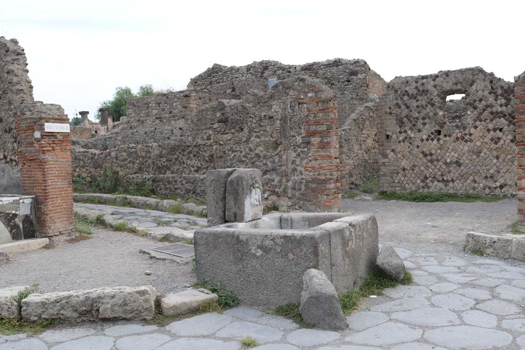 VI.6.17 Pompeii, on right. December 2018.
Looking east to entrance doorway from Via Consolare at junction with Vicolo di Modesto, at fountain outside VI.3.30, on left.
Photo courtesy of Aude Durand.