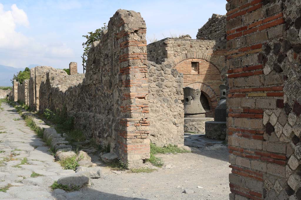 VI.6.17 Pompeii. December 2018.
Looking towards entrance doorway on east side of Vicolo di Modesto. Photo courtesy of Aude Durand.