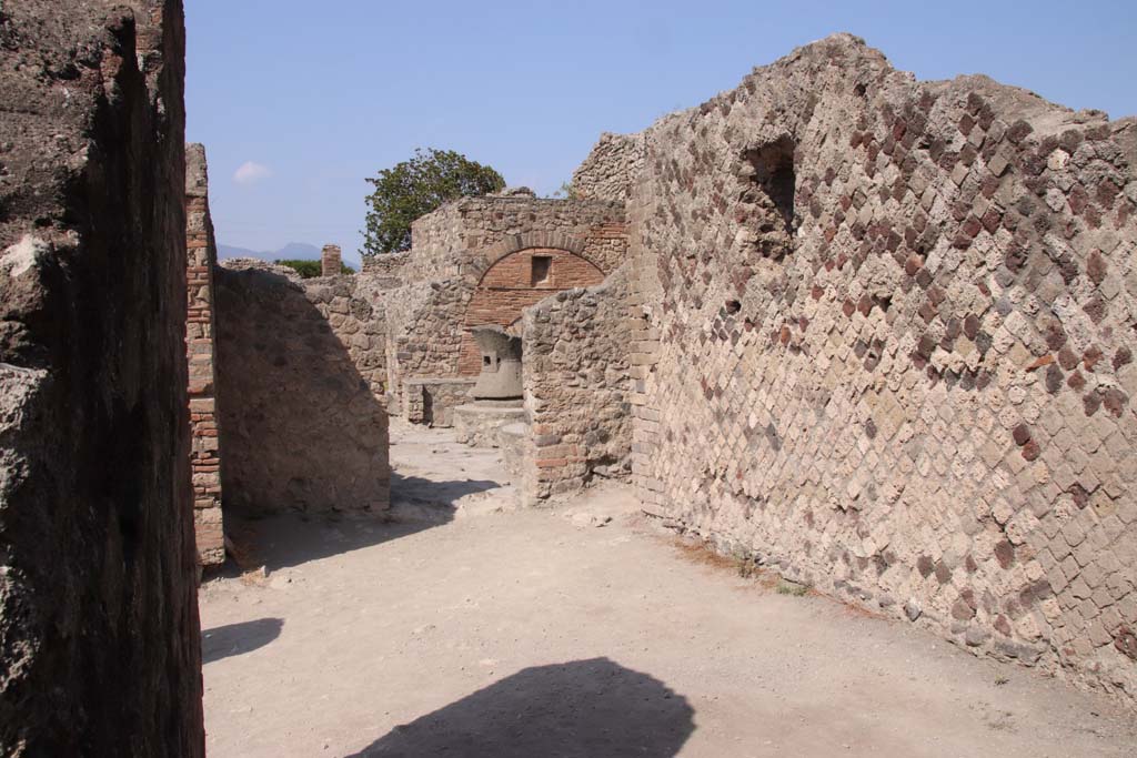 VI.6.17 Pompeii. September 2019. Looking towards doorway to bakery in north wall of entrance room.
Photo courtesy of Klaus Heese.