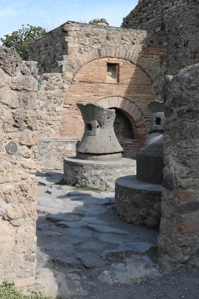 VI.6.17 Pompeii. December 2018.
Looking through doorway to bakery in north wall of entrance room. Photo courtesy of Aude Durand.