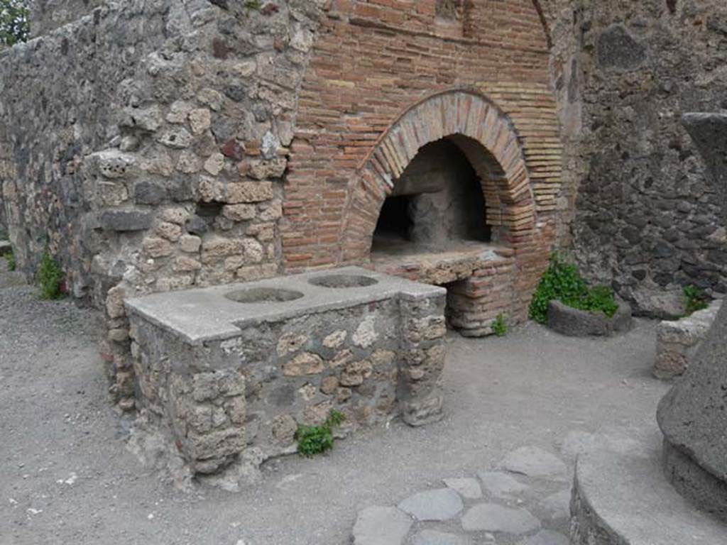 VI.6.17 Pompeii. May 2012. Side and front wall of oven and bench on its west side.
Photo courtesy of Buzz Ferebee.