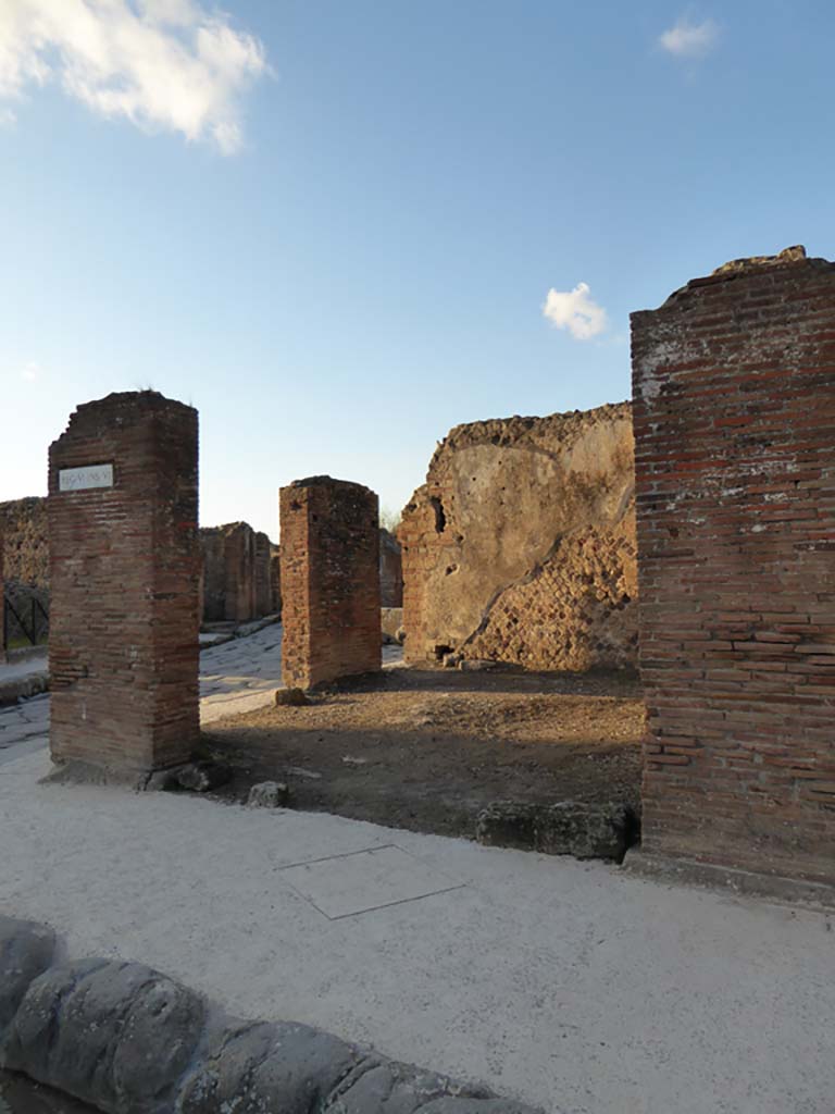 VI.6.21 Pompeii. January 2017. 
Looking north on Via delle Terme towards doorway at junction with Via Consolare, on left. 
Foto Annette Haug, ERC Grant 681269 D�COR.
