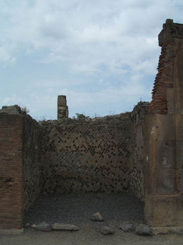 VI.6.23 Pompeii. Shop. May 2005. Looking north.