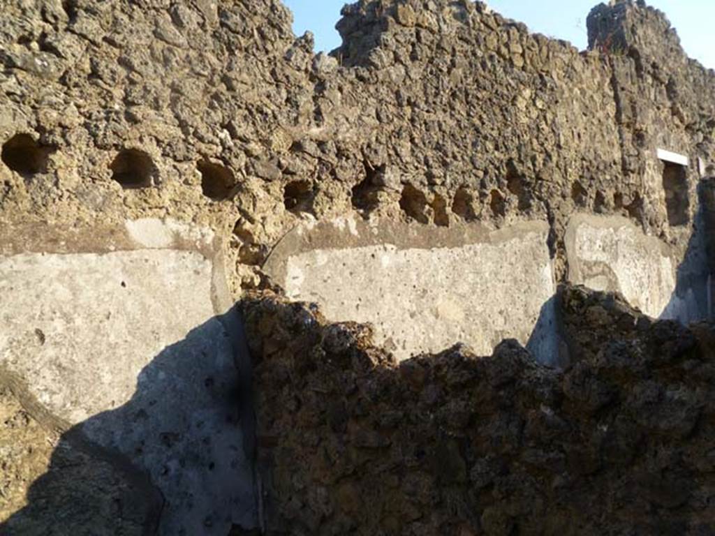 VI.7.1 Pompeii. May 2011. South wall at rear of cubicula on south side of atrium, with remains of upper floor supports.