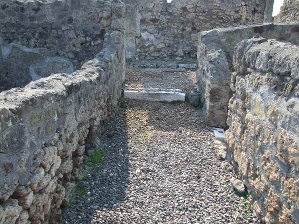 VI.7.3 Pompeii. March 2009. Looking west along entrance corridor or fauces, with marble step to Vicolo della Fullonica.
