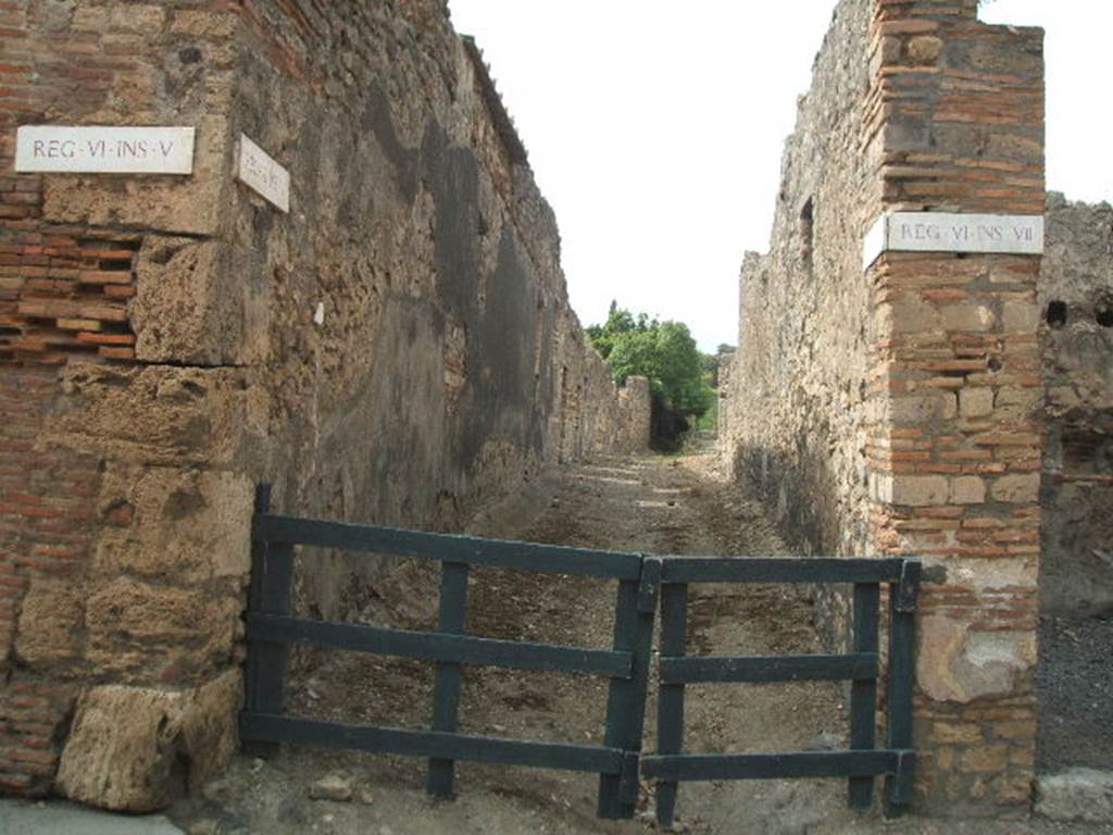 VI.5 Pompeii. September 2005. Vicolo della Fullonica looking north. VI.7.4