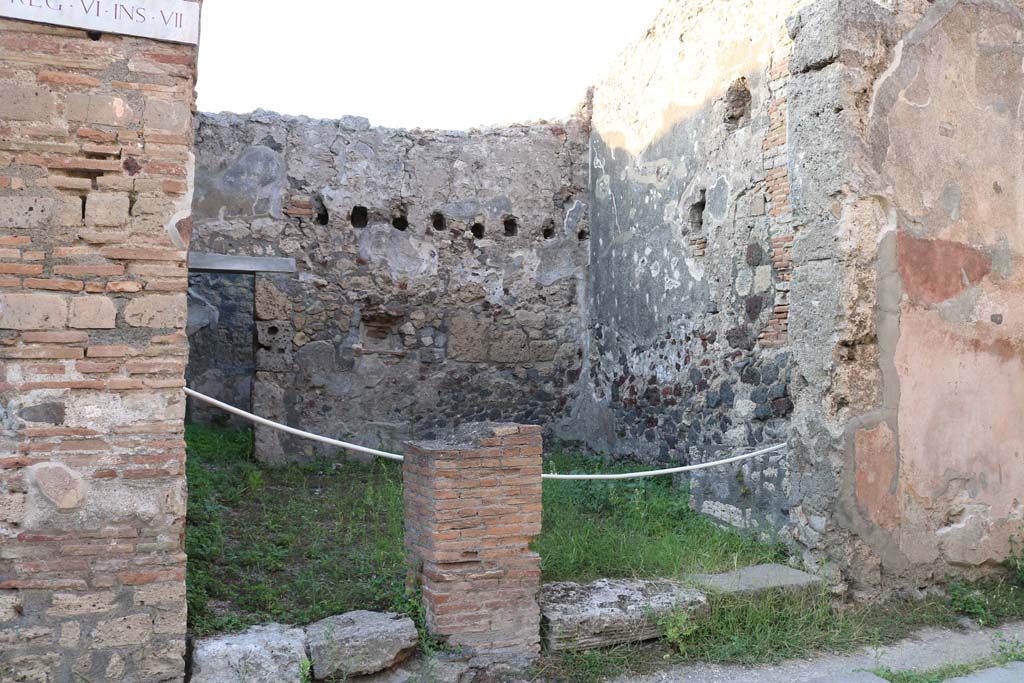 VI.7.4 Pompeii. December 2018.
Looking towards doorways at VI.7.4, steps to upper floor, on left, and VI.7.5, shop, on right. Photo courtesy of Aude Durand.