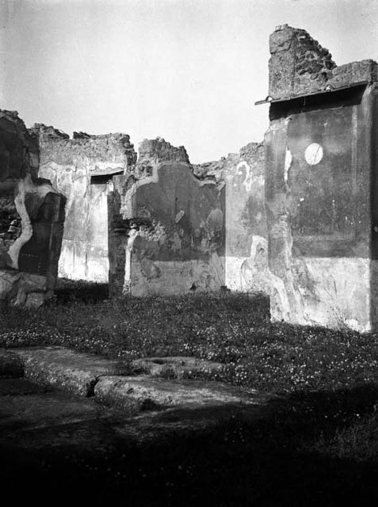 VI.7.6 Pompeii. W.1282. Room 11, ala on east side of atrium, looking north-east.
Photo by Tatiana Warscher. Photo © Deutsches Archäologisches Institut, Abteilung Rom, Arkiv.