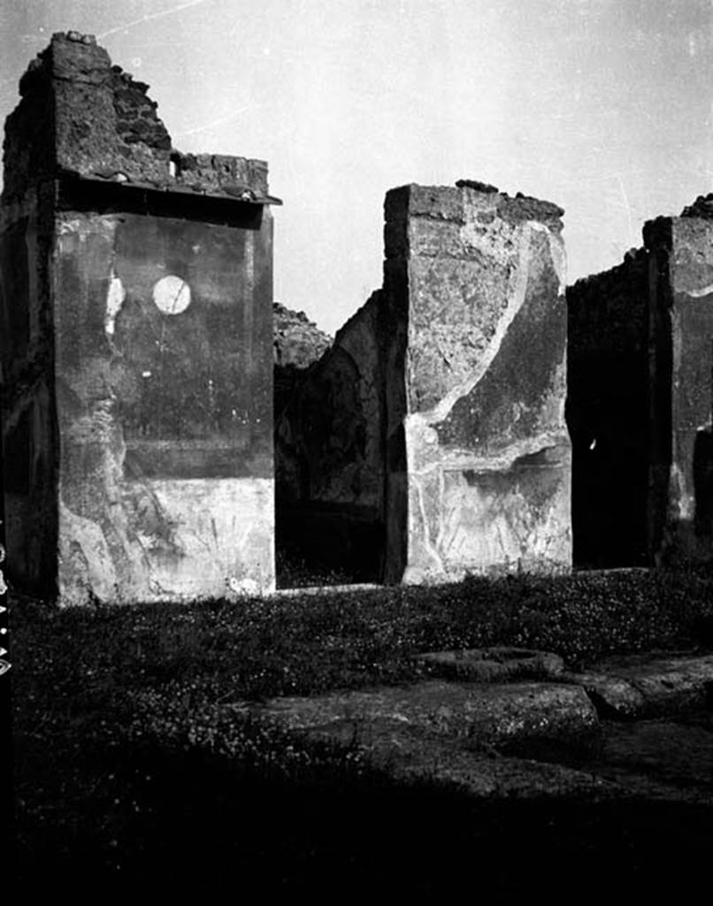 VI.7.6 Pompeii. W.1281. Three doorways on east side of atrium with lava impluvium.
Photo by Tatiana Warscher. Photo © Deutsches Archäologisches Institut, Abteilung Rom, Arkiv.