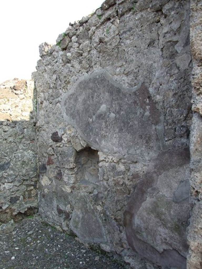 VI.7.6 Pompeii. March 2009. Room 13. South wall with niche.