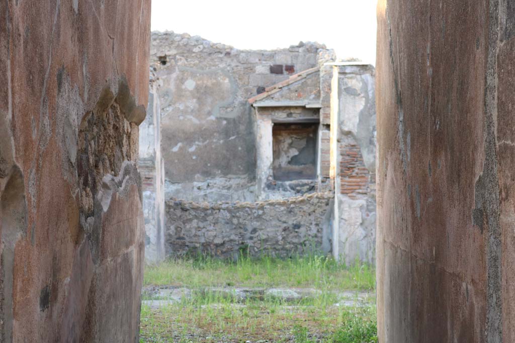 VI.7.6 Pompeii. December 2018.
Looking north across atrium towards tablinum and garden with lararium. Photo courtesy of Aude Durand.