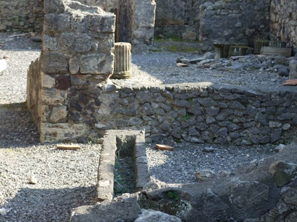 VI.7.7 Pompeii. March 2009. Rear wall of tablinum, with window onto south portico and garden area. Looking south. According to Jashemski, the garden (excavated in 1835) at the rear of the tablinum had a roofed passageway on the south and east. She wrote, Fiorelli had said these were supported by two brick columns which were joined by a low wall.
This low wall enclosed the garden on the south and east. The top of the low wall contained a planting space. The large window in the tablinum overlooked the garden area. See Jashemski, W. F., 1993. The Gardens of Pompeii, Volume II: Appendices. New York: Caratzas. (p.129)