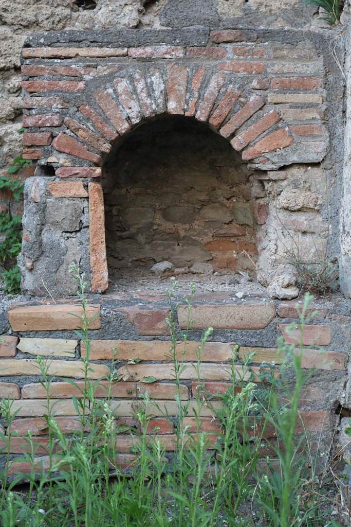 VI.7.7 Pompeii. December 2018.
Looking west to north end of hearth/bench in kitchen area. Photo courtesy of Aude Durand.
