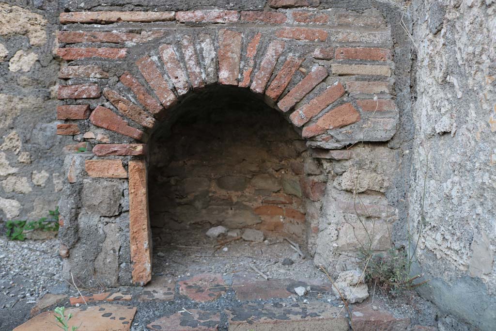 VI.7.7 Pompeii. December 2018. Detail of oven from north end of west side in kitchen area. Photo courtesy of Aude Durand.