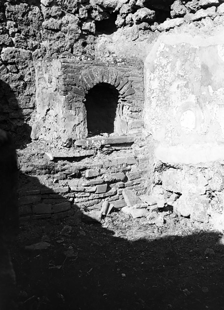 VI.7.7 Pompeii. W.1295. West wall with niche, or oven.
On the north wall, on a white background was the painted household lararium.
Photo by Tatiana Warscher. Photo © Deutsches Archäologisches Institut, Abteilung Rom, Arkiv.