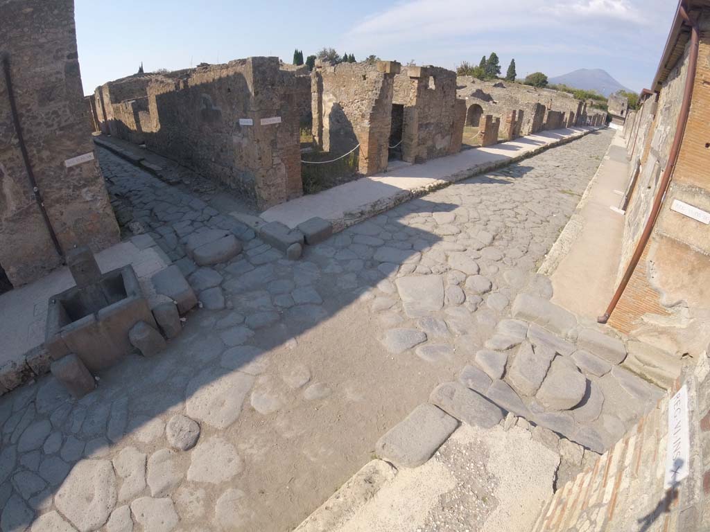 VI.7.8 Pompeii. October 2018. Looking north-west on Via di Mercurio towards entrance doorway on north side of Vicolo di Mercurio, on left.
Foto Taylor Lauritsen, ERC Grant 681269 DÉCOR.
