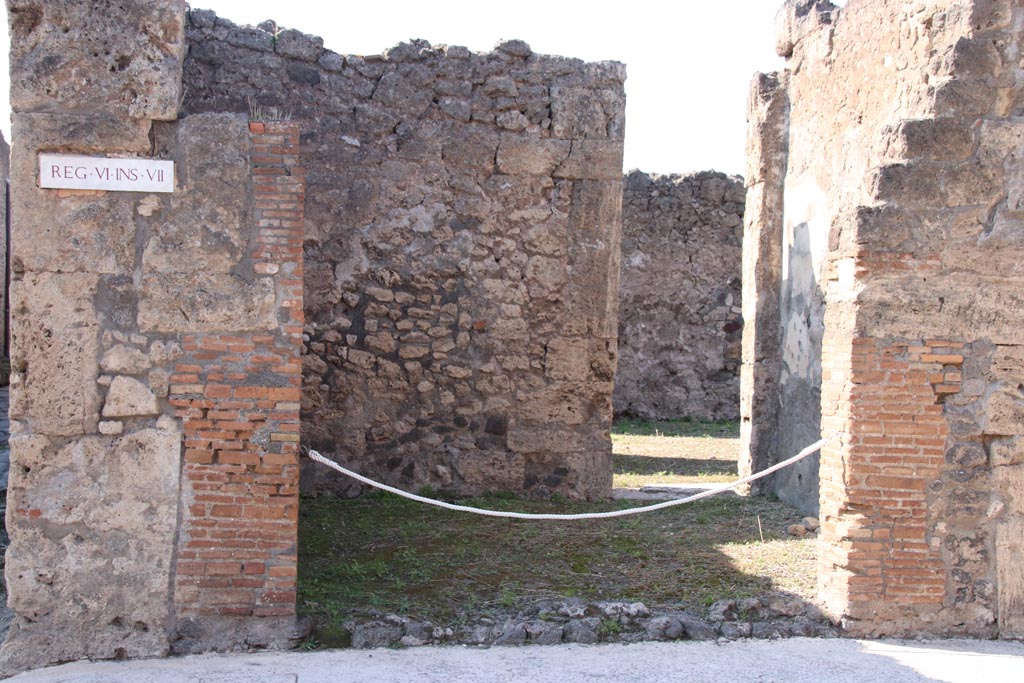 VI.7.8 Pompeii. October 2022.
Looking towards entrance doorway, and west wall of shop with doorway into VI.7.9. Photo courtesy of Klaus Heese.