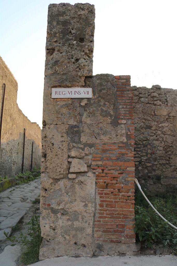 VI.7.8 Pompeii. December 2018.
Looking west towards pilaster at south end of shop. Photo courtesy of Aude Durand.