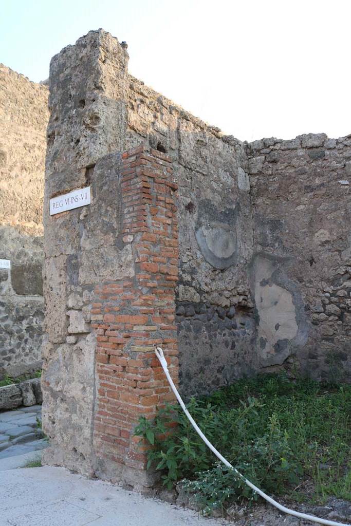 VI.7.8 Pompeii. December 2018.
Looking south-west towards pilaster and south wall of shop. Photo courtesy of Aude Durand.