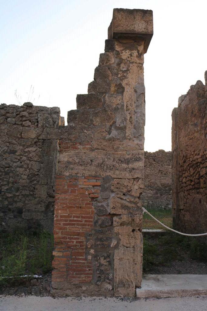 VI.7.8 Pompeii. December 2018.
Looking west towards pilaster at north end of shop, linked with entrance doorway of VI.7.9.
Photo courtesy of Aude Durand.