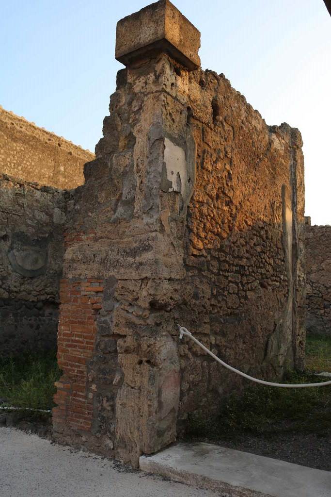 VI.7.8 Pompeii. December 2018.
Pilaster between VI.7.8 and VI.7.9. Photo courtesy of Aude Durand.
