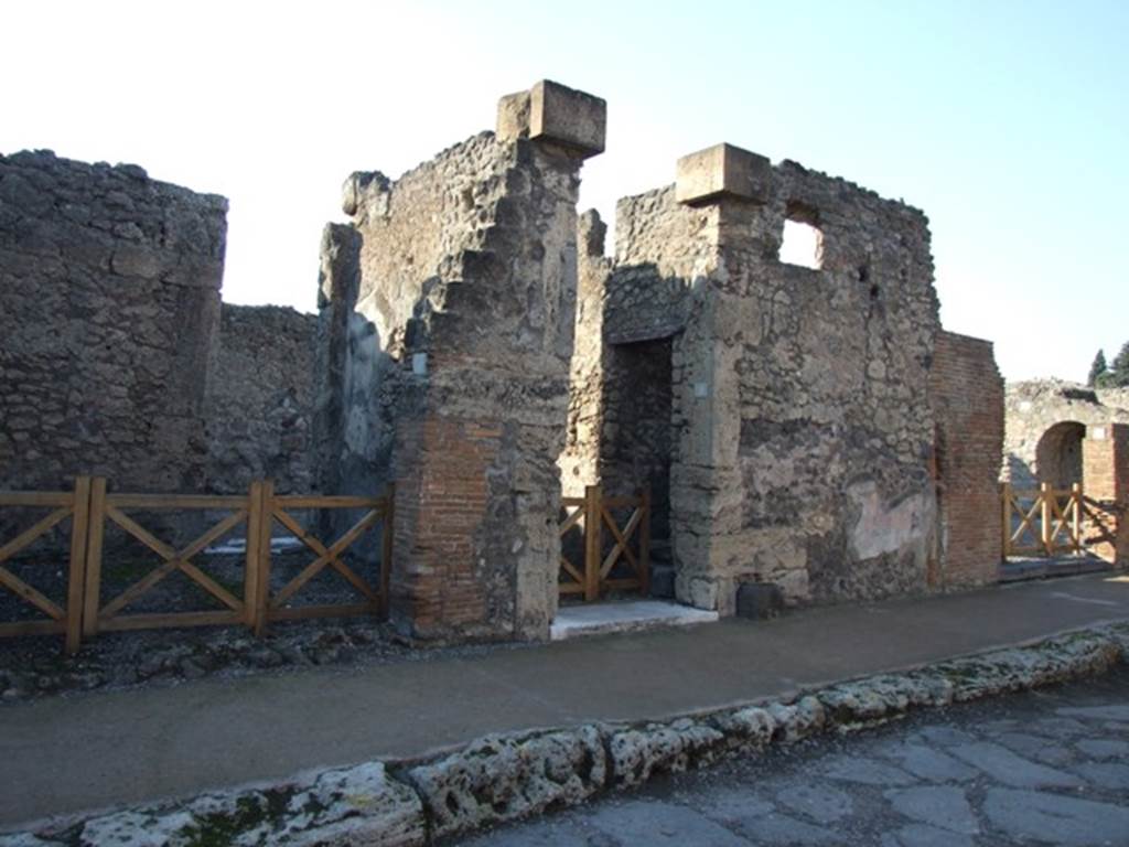 VI.7.8 Pompeii. December 2007. Pilaster between VI.7.8 and VI.7.9, which had the wall painting of the Procession of the Carpenters.