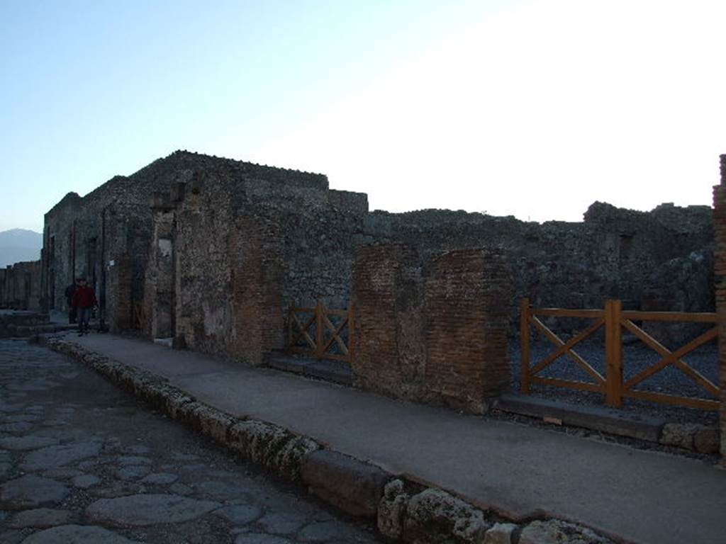 VI.7.10 Pompeii. December 2006. VI.7.10 is centre with VI.7.11 to right.