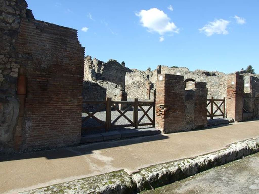 VI.7.10 Pompeii. March 2009. Entrances to VI.7.10 and VI.10.11.