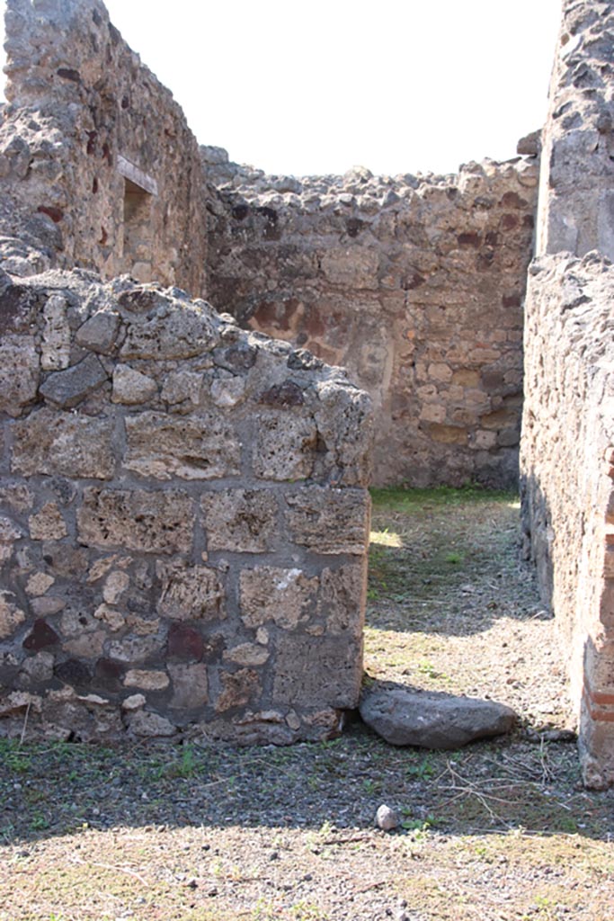 VI.7.10 Pompeii. October 2022.
Doorway to a rear room in west wall. Photo courtesy of Klaus Heese.