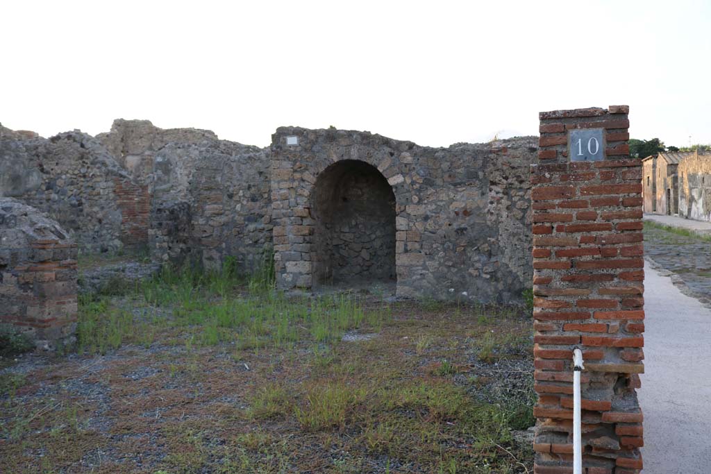 VI.7.10 Pompeii. December 2018.
Looking north from entrance doorway towards arched recess in VI.7.11. Photo courtesy of Aude Durand.