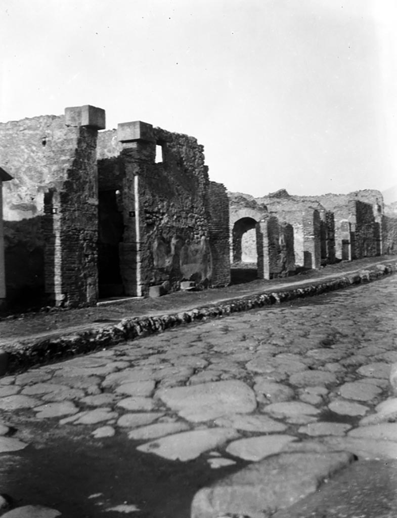 VI.7.8-15 Pompeii, W.1297.
Looking north along west side of Via Mercurio, with the arched recess of VI.7.11, in centre.
Photo by Tatiana Warscher. Photo © Deutsches Archäologisches Institut, Abteilung Rom, Arkiv.
