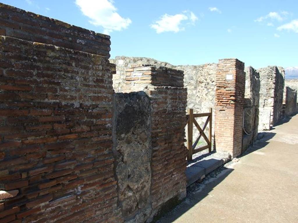 VI.7.11 Pompeii. March 2009. Entrance on Via di Mercurio.
