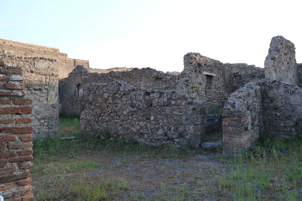 VI.7.11 Pompeii. December 2018.
Looking south-west from entrance doorway, towards atrium of VI.7.9, showing niche in south ala, centre left. Photo courtesy of Aude Durand.