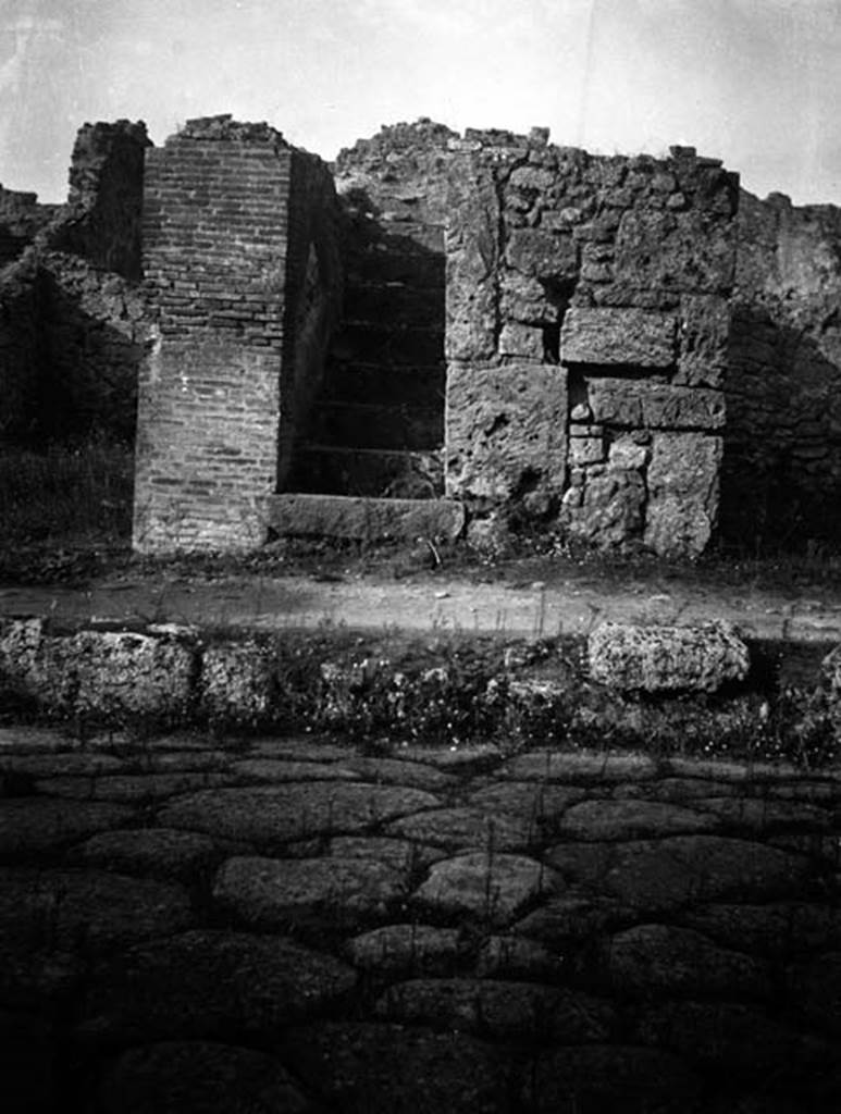 VI.7.12 Pompeii. W.1306. Looking west to façade on Via Mercurio.
Photo by Tatiana Warscher. Photo © Deutsches Archäologisches Institut, Abteilung Rom, Arkiv.