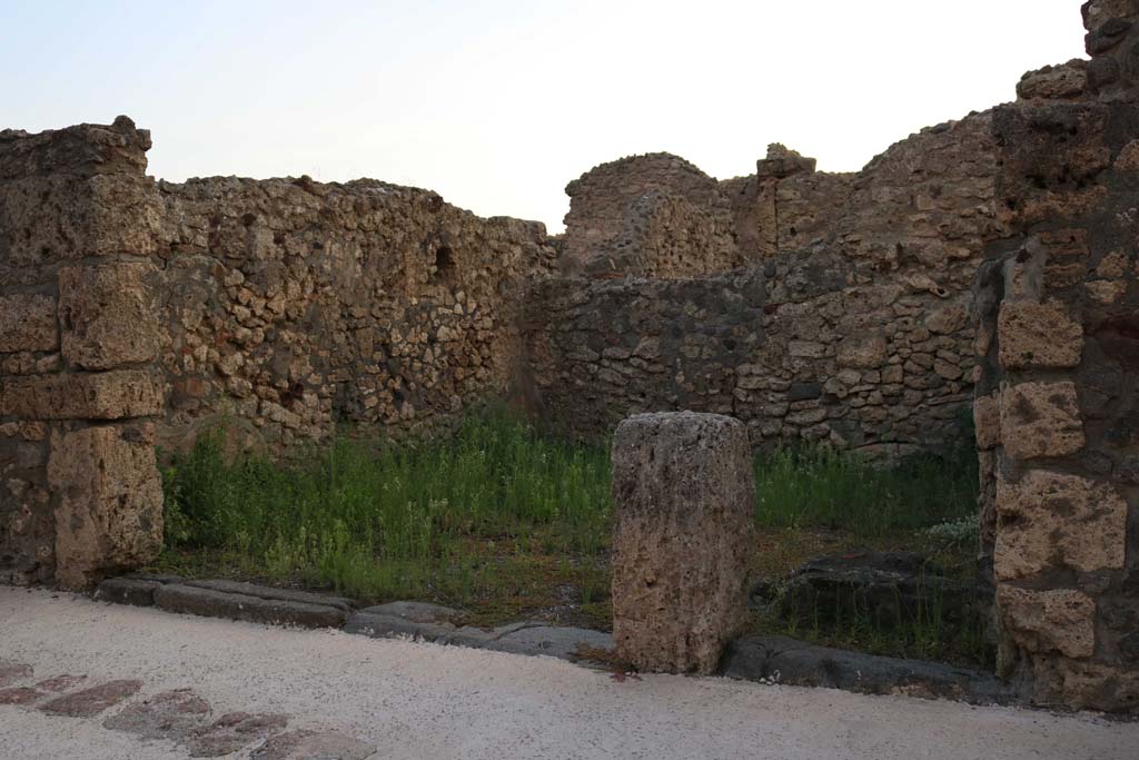 VI.7.13 Pompeii, on left and VI.7.14, on right. December 2018.
Looking west towards entrances on Via di Mercurio. Photo courtesy of Aude Durand.