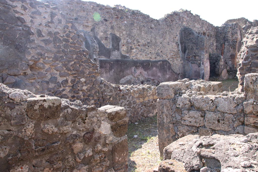 VI.7.16 Pompeii. October 2022.
Looking south-west across atrium from room on north side of entrance corridor. Photo courtesy of Klaus Heese.