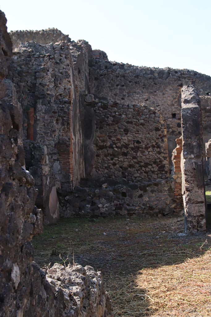 VI.7.16 Pompeii. October 2022.
Looking west towards room in south-west corner of atrium. Photo courtesy of Klaus Heese.