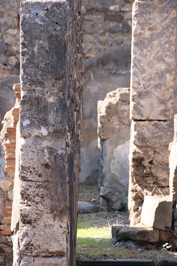 VI.7.16 Pompeii. October 2022.
Looking west along corridor to rear in north-west corner of atrium. Photo courtesy of Klaus Heese.
