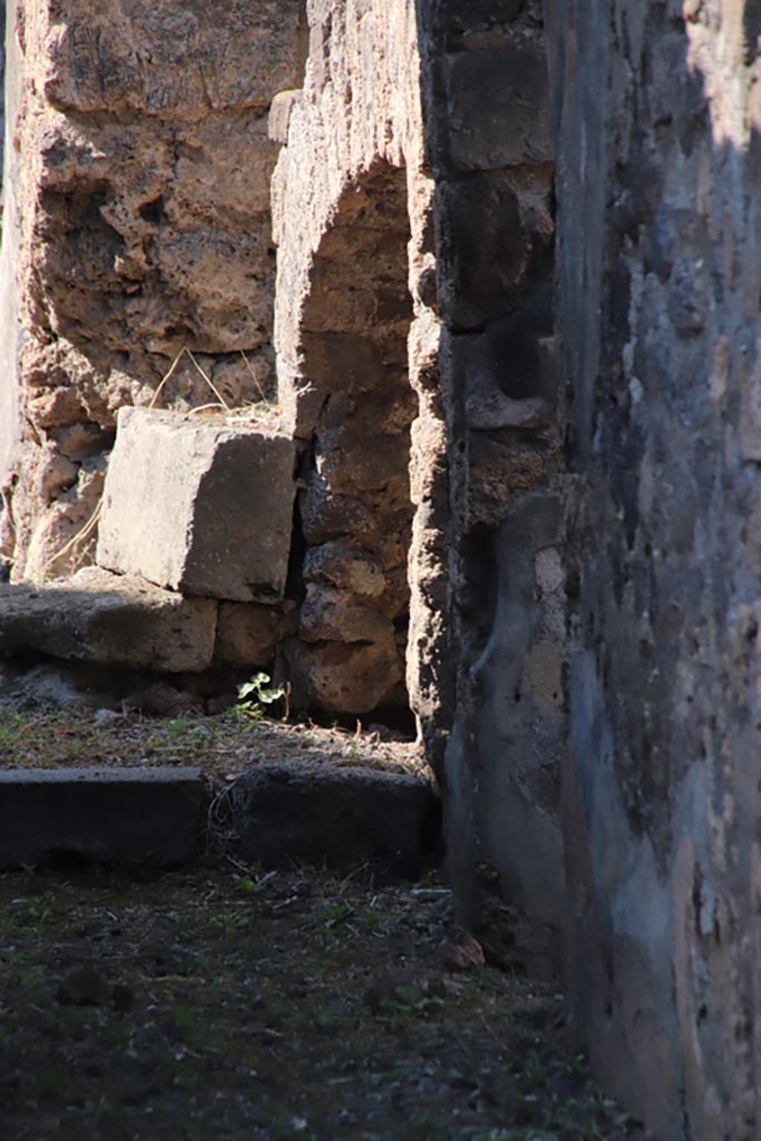 VI.7.16 Pompeii. October 2022.
Looking west to recess on north side of corridor to rear. Photo courtesy of Klaus Heese.